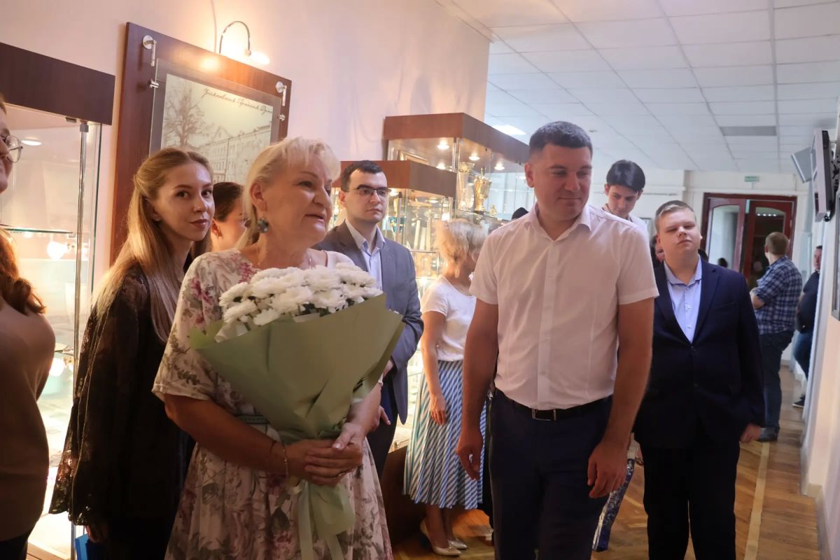 В Ульяновской Городской Думе открылась выставка Людмилы Слесарской «Мелодии лета» В Ульяновской Городской Думе открылась выставка Людмилы Слесарской «Мелодии лета»