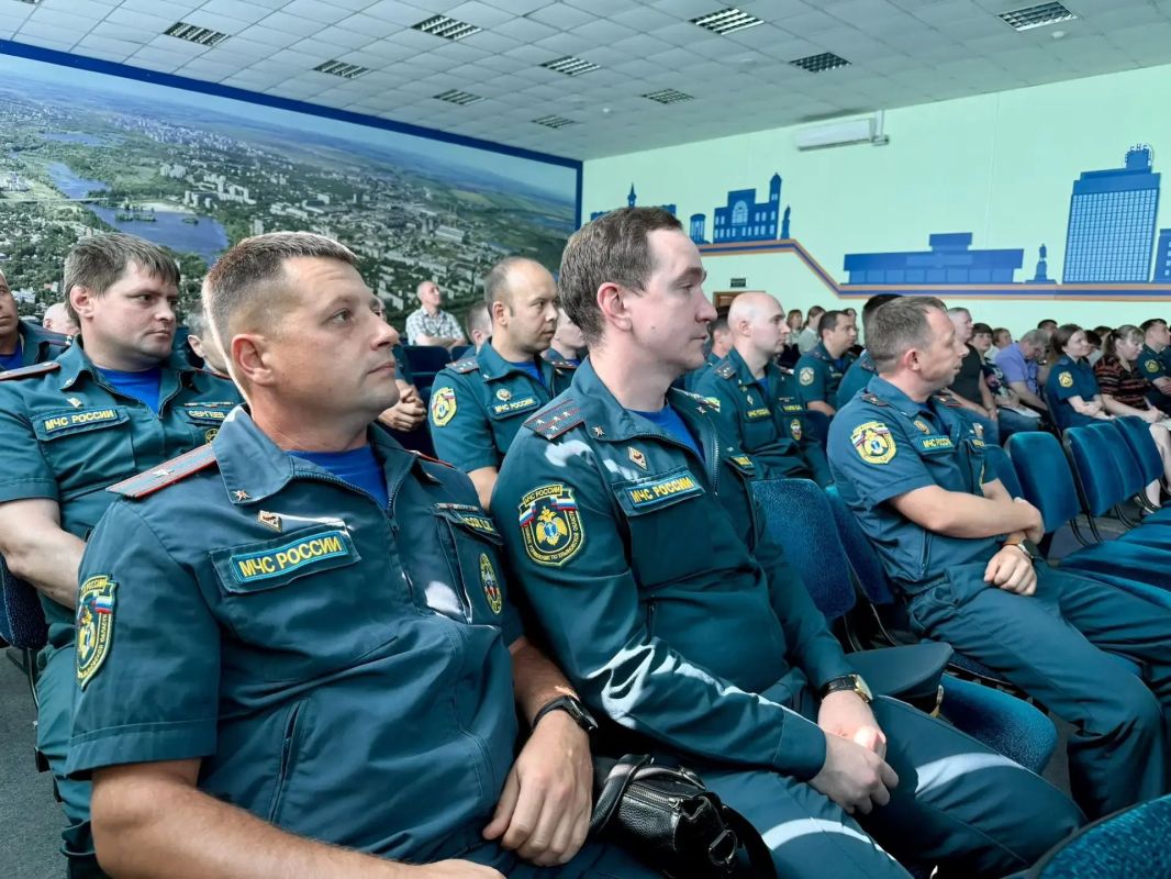 В региональном МЧС прошли занятия по общественно-государственной подготовке В региональном МЧС прошли занятия по общественно-государственной подготовке