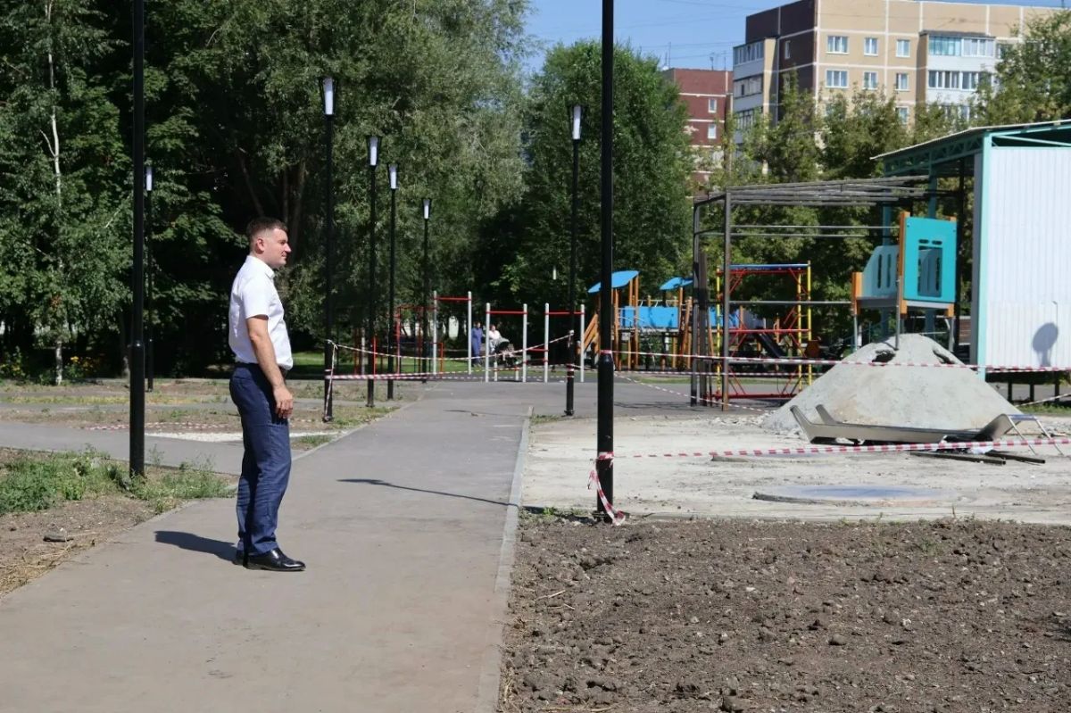 В сквере «Династия» перестраивают сцену и готовятся монтировать световой потолок В сквере «Династия» перестраивают сцену и готовятся монтировать световой потолок