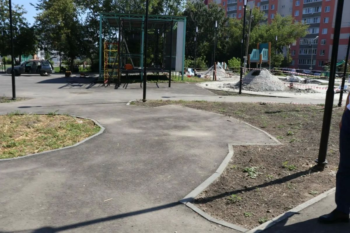 В сквере «Династия» перестраивают сцену и готовятся монтировать световой потолок В сквере «Династия» перестраивают сцену и готовятся монтировать световой потолок