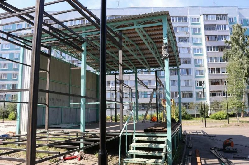 В сквере «Династия» перестраивают сцену и готовятся монтировать световой потолок