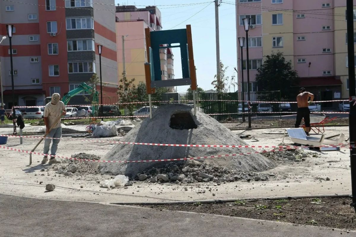 В сквере «Династия» перестраивают сцену и готовятся монтировать световой потолок В сквере «Династия» перестраивают сцену и готовятся монтировать световой потолок
