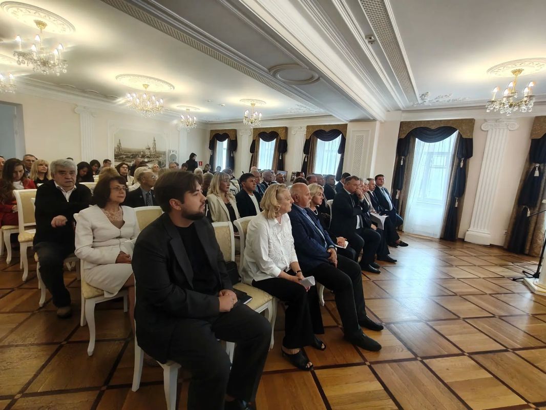 В итоговом заседании Общественной палаты города Ульяновска четвертого созыва принимает участие Глава города Александр Болдакин, а также председатель Общественной палаты Ульяновской области Ирина Колоткова и представители... В итоговом заседании Общественной палаты города Ульяновска четвертого созыва принимает участие Глава города Александр Болдакин, а также председатель Общественной палаты Ульяновской области Ирина Колоткова и представители...