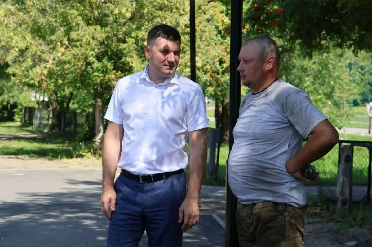 В сквере «Династия» приступили к монтажу сцены В сквере «Династия» приступили к монтажу сцены