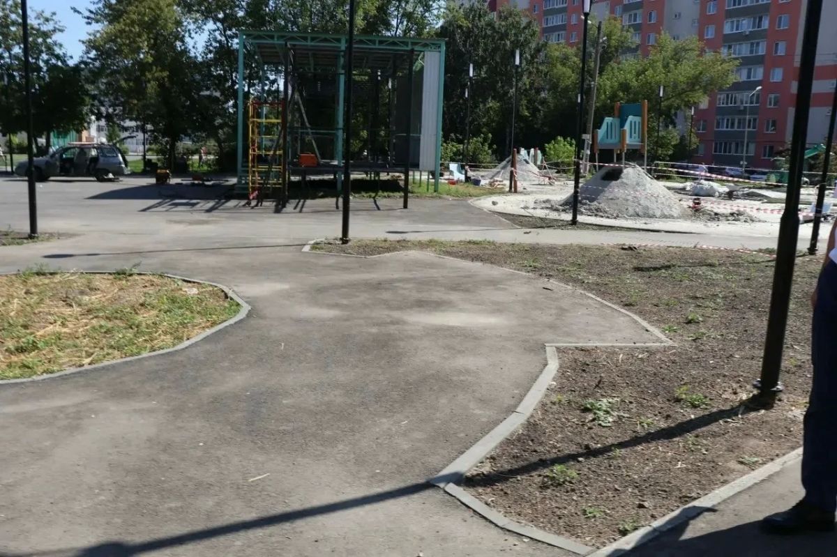 В сквере «Династия» приступили к монтажу сцены В сквере «Династия» приступили к монтажу сцены