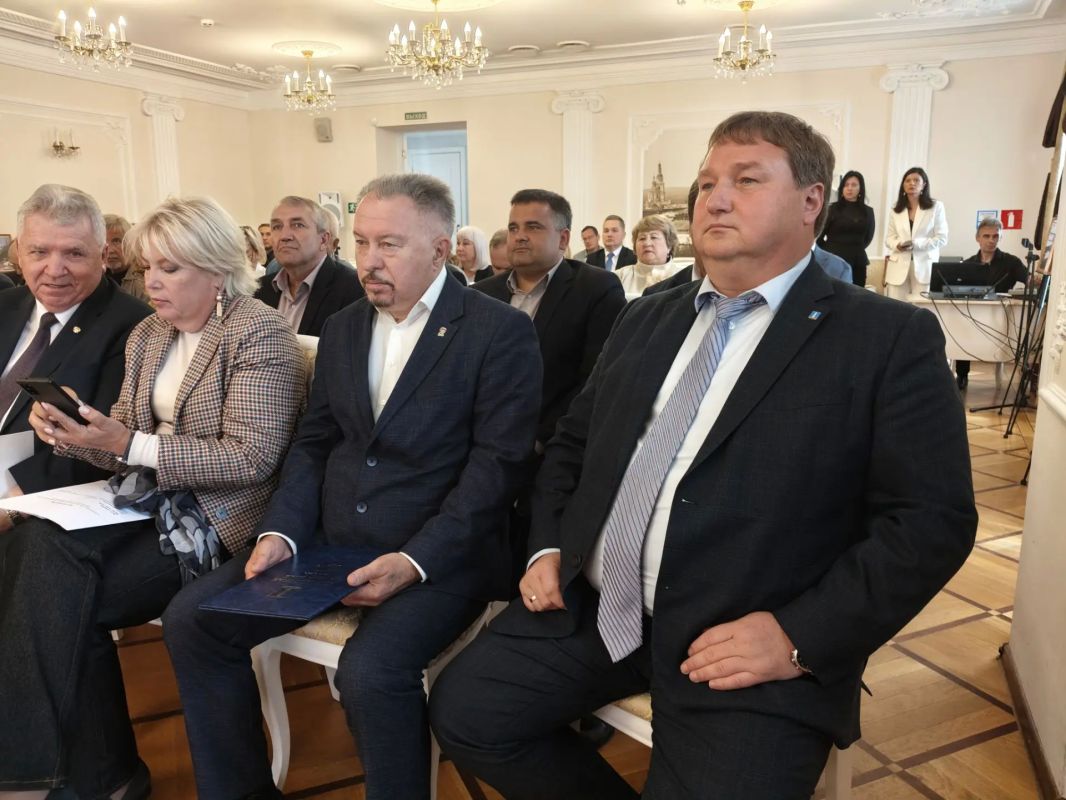 В итоговом заседании Общественной палаты города Ульяновска четвертого созыва принимает участие Глава города Александр Болдакин, а также председатель Общественной палаты Ульяновской области Ирина Колоткова и представители... В итоговом заседании Общественной палаты города Ульяновска четвертого созыва принимает участие Глава города Александр Болдакин, а также председатель Общественной палаты Ульяновской области Ирина Колоткова и представители...