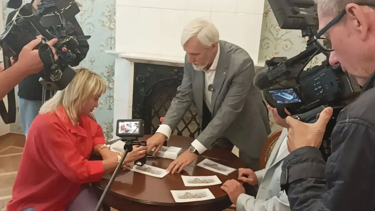 В Ульяновске презентовали почтовую открытку со скульптурой колобка в образе Степана Разина В Ульяновске презентовали почтовую открытку со скульптурой колобка в образе Степана Разина