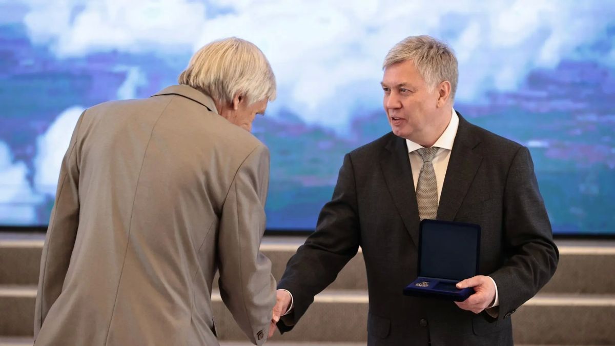 Алексей Русских вручил награды ульяновским авиастроителям в преддверии Дня воздушного флота Алексей Русских вручил награды ульяновским авиастроителям в преддверии Дня воздушного флота
