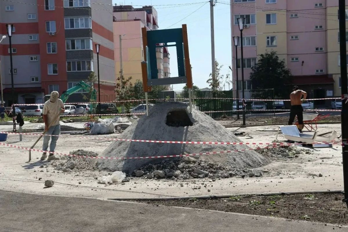 В сквере «Династия» приступили к монтажу сцены В сквере «Династия» приступили к монтажу сцены