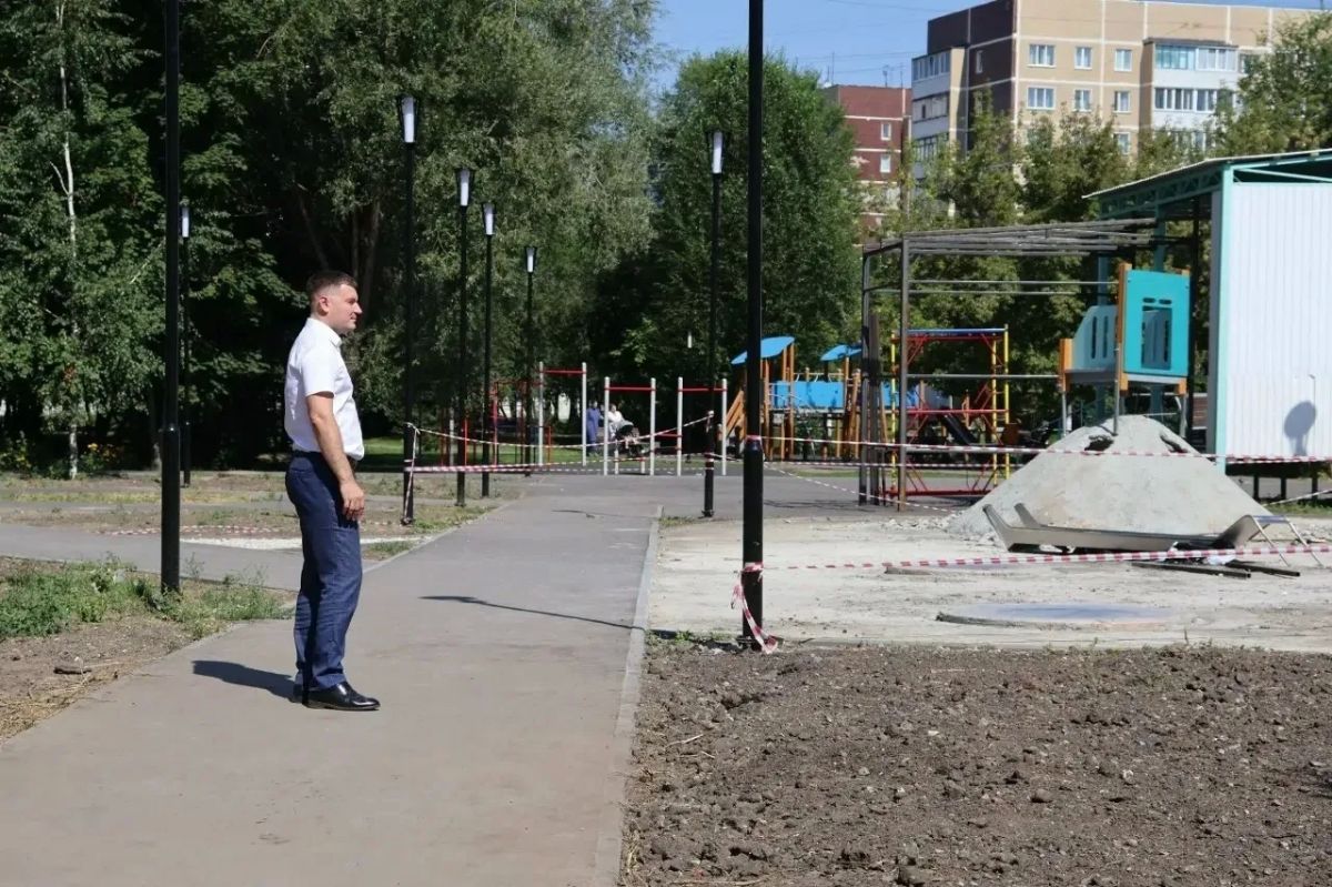 В сквере «Династия» приступили к монтажу сцены В сквере «Династия» приступили к монтажу сцены