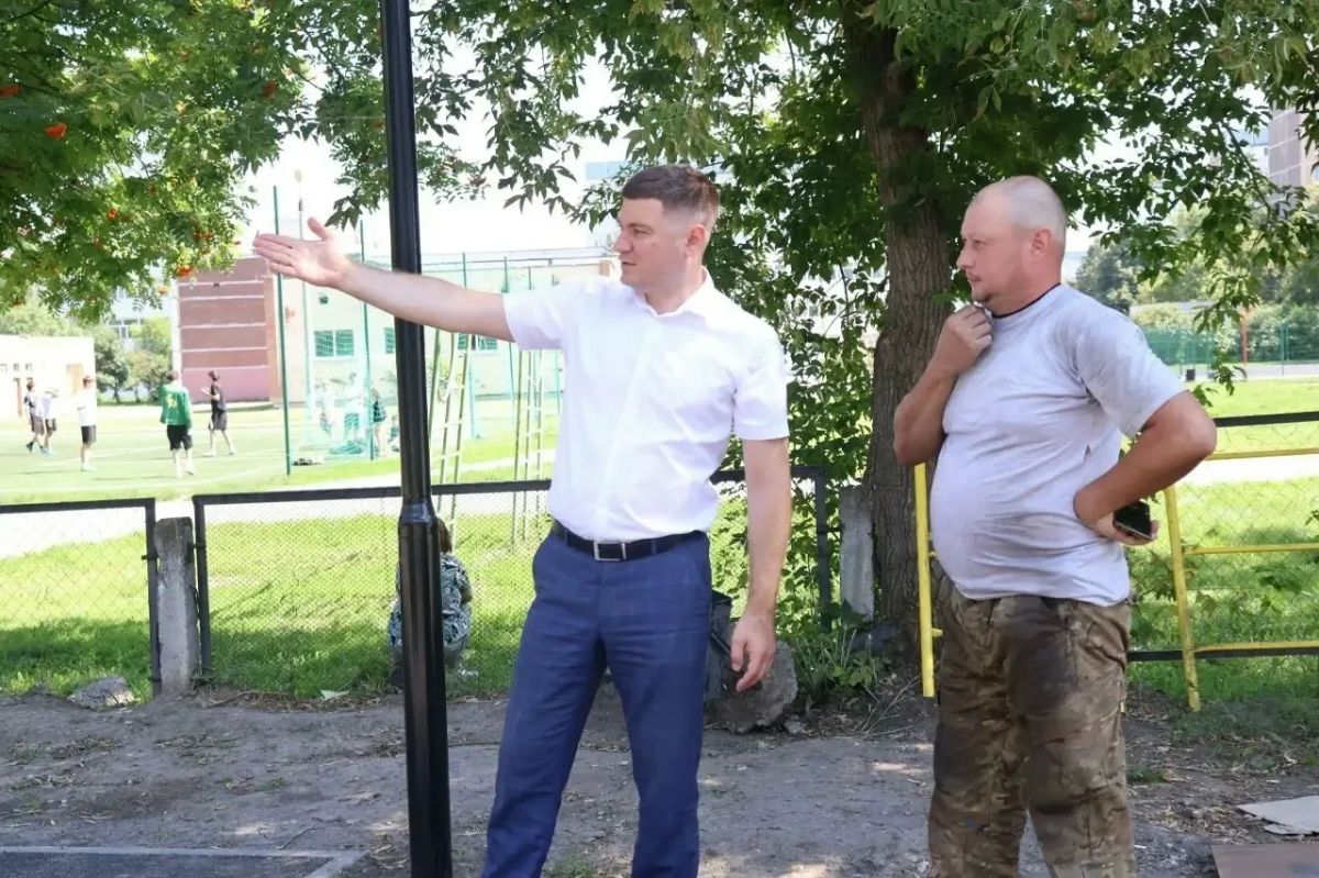 В сквере «Династия» приступили к монтажу сцены В сквере «Династия» приступили к монтажу сцены