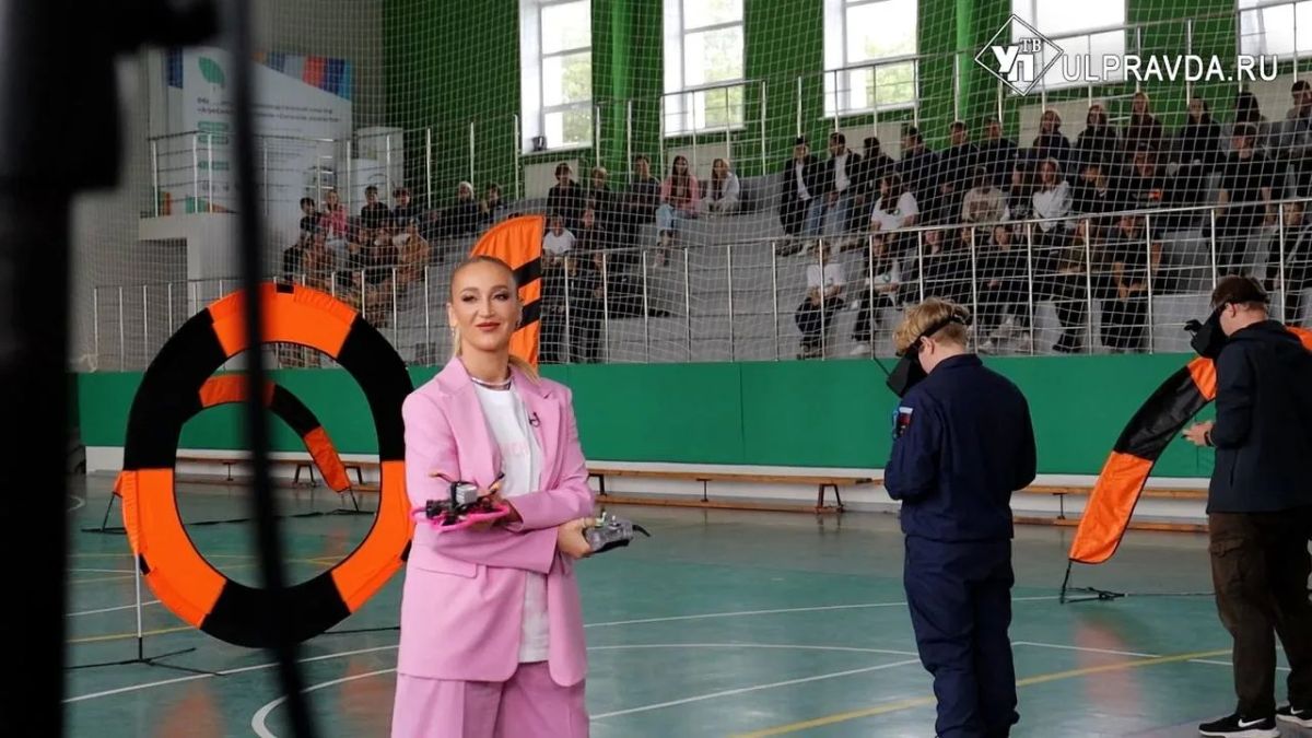 Популярная блогерша, телеведущая, певица Ольга Бузова приезжала в Ульяновский авиационный колледж для съёмок нового сезона шоу «Ольга Вузова»