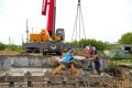 В поселке Пригородный подрядчики формируют пролёты обновлённого моста