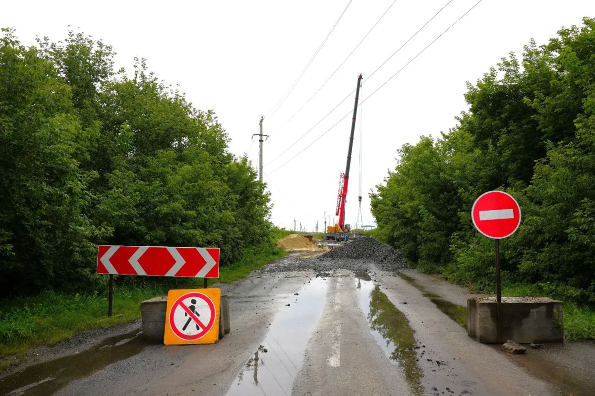 В поселке Пригородный подрядчики формируют пролёты обновлённого моста В поселке Пригородный подрядчики формируют пролёты обновлённого моста