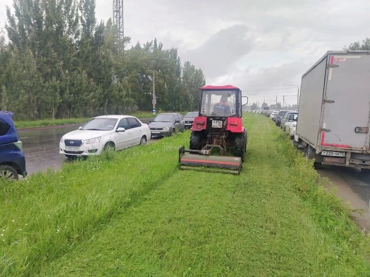 Днём 17 августа на улицах Ульяновска работало 80 единиц спецтехники Днём 17 августа на улицах Ульяновска работало 80 единиц спецтехники