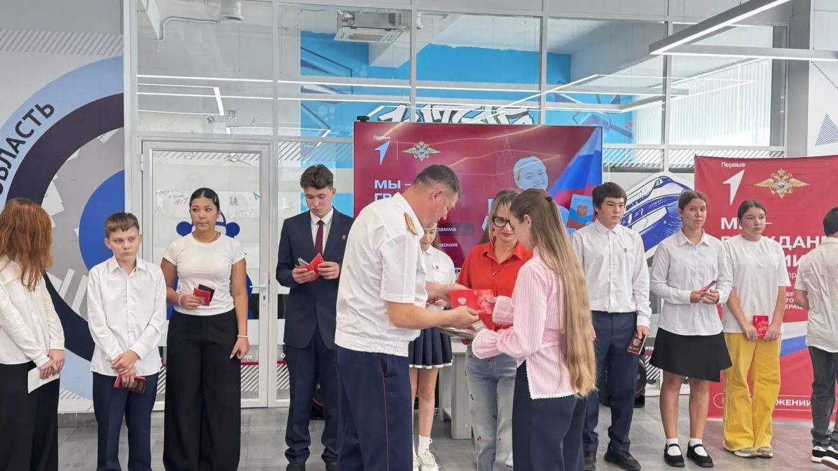 Сотрудники СУ СК России по Ульяновской области приняли участие во вручении паспортов юным жителям города Сотрудники СУ СК России по Ульяновской области приняли участие во вручении паспортов юным жителям города