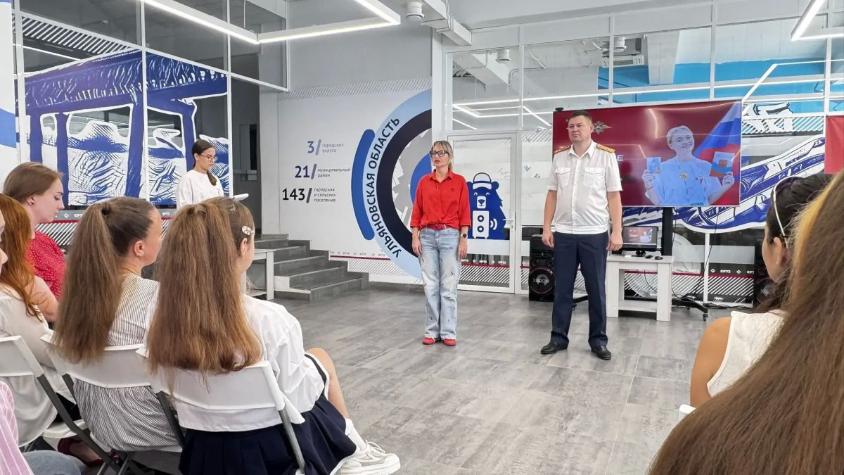 Сотрудники СУ СК России по Ульяновской области приняли участие во вручении паспортов юным жителям города Сотрудники СУ СК России по Ульяновской области приняли участие во вручении паспортов юным жителям города
