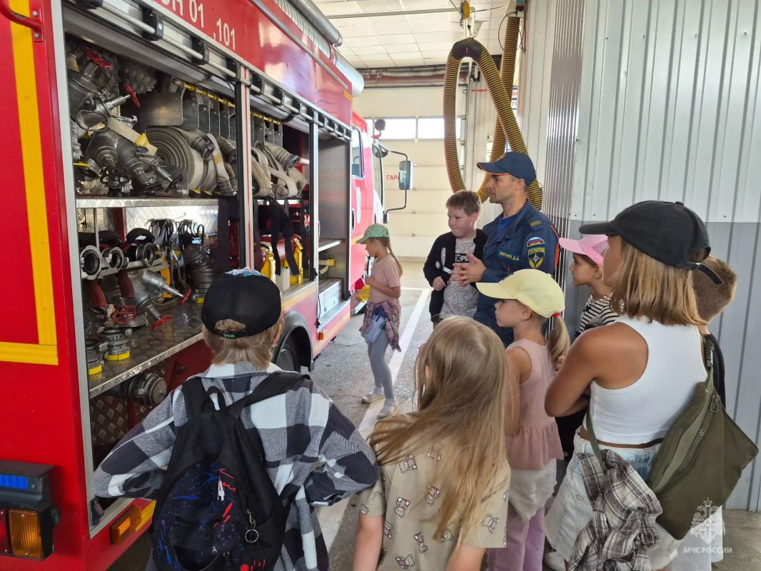 Экскурсия в пожарной части: дети познакомились с работой пожарных Экскурсия в пожарной части: дети познакомились с работой пожарных