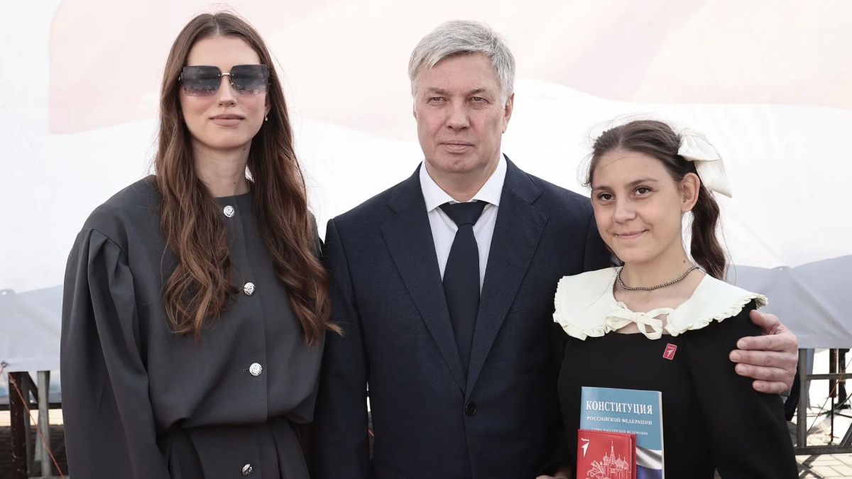 Алексей Русских: В День Государственного флага вручили юным гражданам России их первые паспорта! Алексей Русских: В День Государственного флага вручили юным гражданам России их первые паспорта!