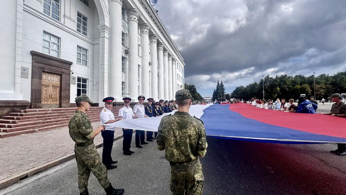 Сотрудники СУ СК России по Ульяновской области и кадеты профильных классов приняли участие в патриотической акции ко Дню Государственного флага РФ Сотрудники СУ СК России по Ульяновской области и кадеты профильных классов приняли участие в патриотической акции ко Дню Государственного флага РФ