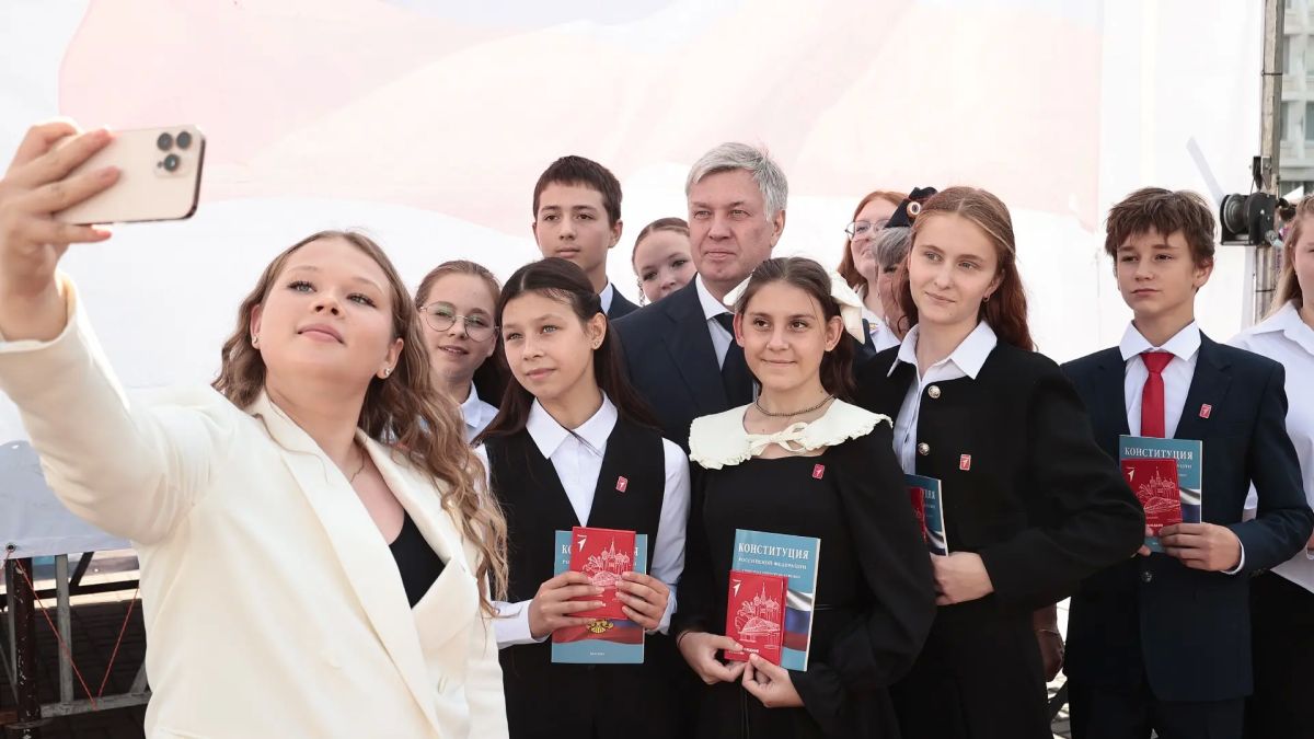 Алексей Русских: В День Государственного флага вручили юным гражданам России их первые паспорта! Алексей Русских: В День Государственного флага вручили юным гражданам России их первые паспорта!