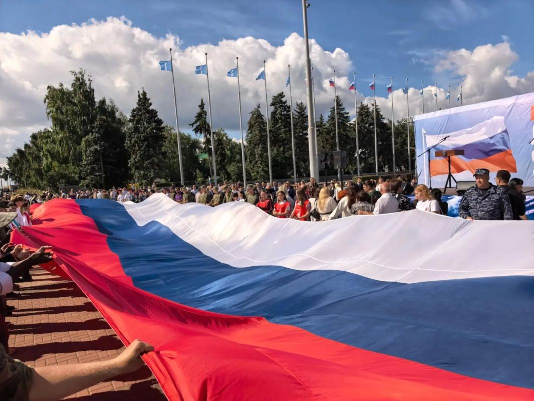 22 августа сотрудники Министерства просвещения и воспитания Ульяновской области, а также коллективы детских садов, школ, учреждений дополнительного образования и СПО приняли участие в праздновании Дня Государственного флага 22 августа сотрудники Министерства просвещения и воспитания Ульяновской области, а также коллективы детских садов, школ, учреждений дополнительного образования и СПО приняли участие в праздновании Дня Государственного флага