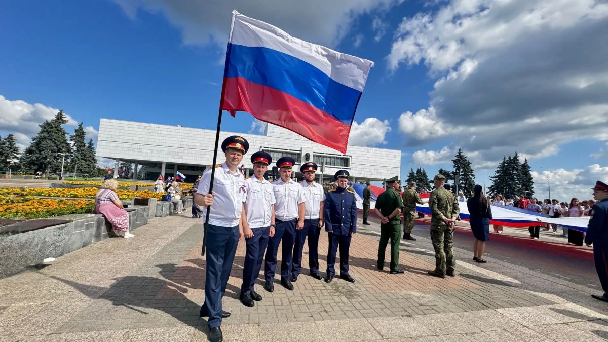 Сотрудники СУ СК России по Ульяновской области и кадеты профильных классов приняли участие в патриотической акции ко Дню Государственного флага РФ Сотрудники СУ СК России по Ульяновской области и кадеты профильных классов приняли участие в патриотической акции ко Дню Государственного флага РФ