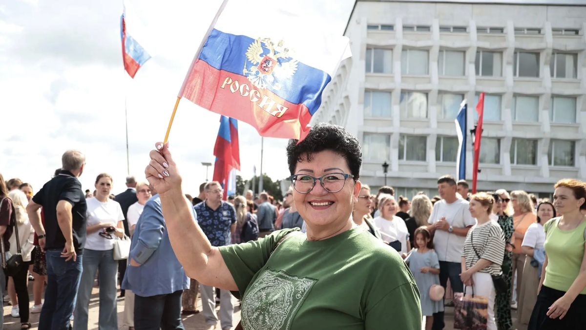 Алексей Русских: В День Государственного флага вручили юным гражданам России их первые паспорта! Алексей Русских: В День Государственного флага вручили юным гражданам России их первые паспорта!