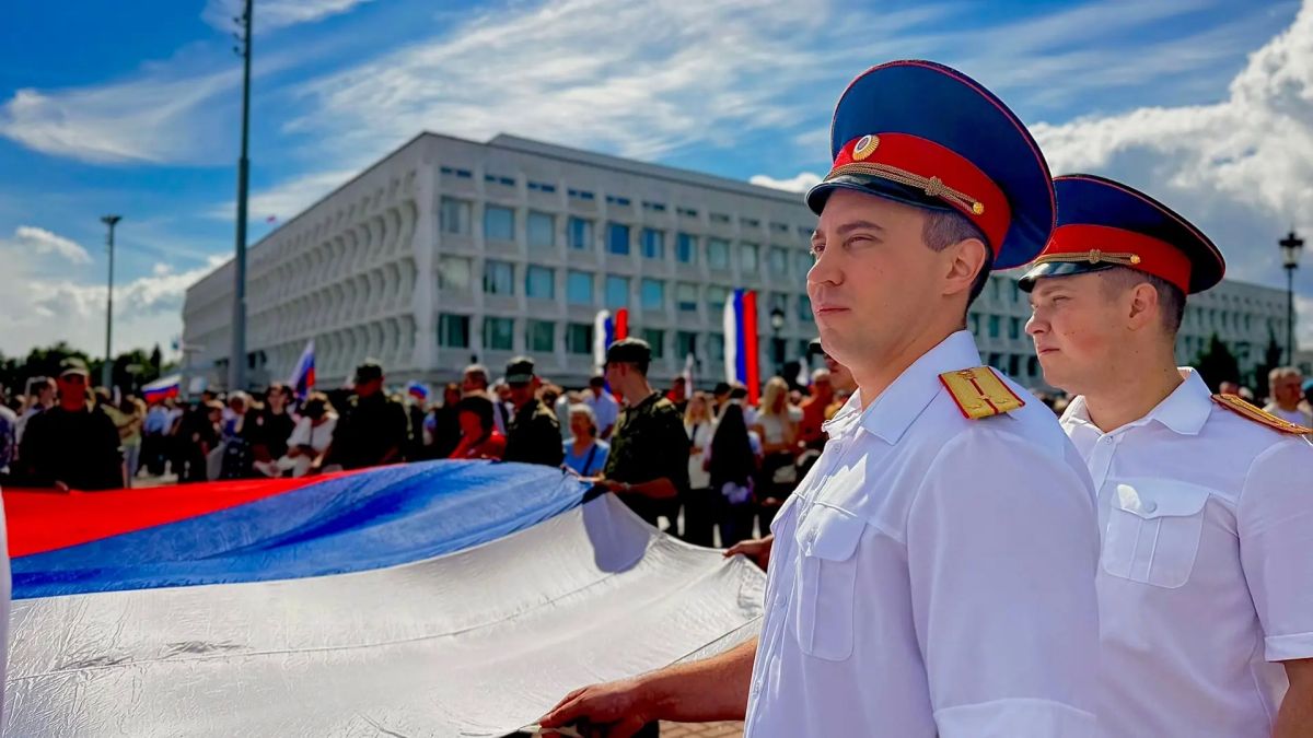 В Ульяновске следователи и кадеты СК России приняли участие в акции ко Дню флага России В Ульяновске следователи и кадеты СК России приняли участие в акции ко Дню флага России