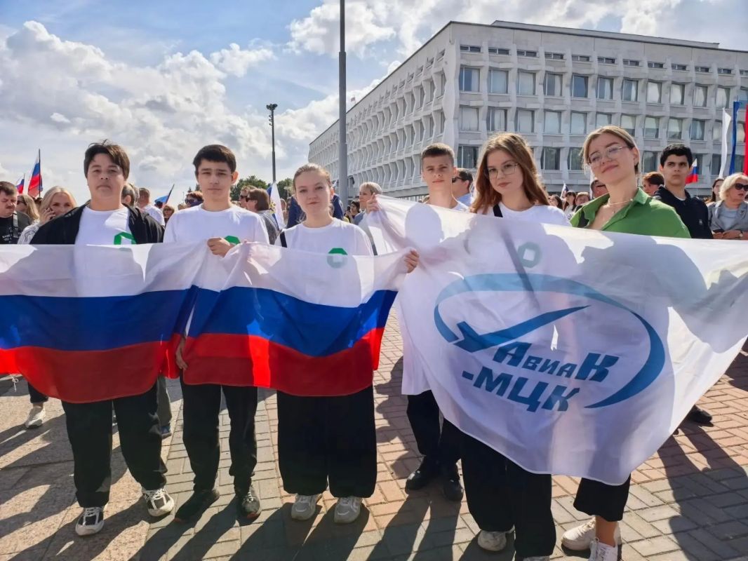 22 августа сотрудники Министерства просвещения и воспитания Ульяновской области, а также коллективы детских садов, школ, учреждений дополнительного образования и СПО приняли участие в праздновании Дня Государственного флага 22 августа сотрудники Министерства просвещения и воспитания Ульяновской области, а также коллективы детских садов, школ, учреждений дополнительного образования и СПО приняли участие в праздновании Дня Государственного флага