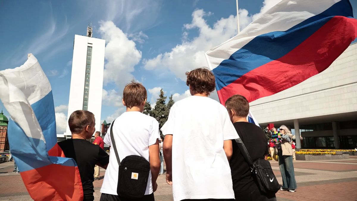 Алексей Русских: В День Государственного флага вручили юным гражданам России их первые паспорта! Алексей Русских: В День Государственного флага вручили юным гражданам России их первые паспорта!