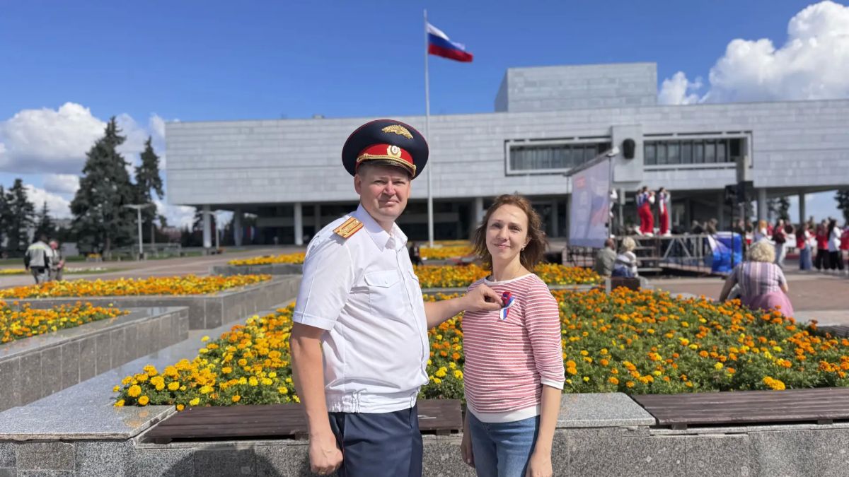 Сотрудники СУ СК России по Ульяновской области и кадеты профильных классов приняли участие в патриотической акции ко Дню Государственного флага РФ Сотрудники СУ СК России по Ульяновской области и кадеты профильных классов приняли участие в патриотической акции ко Дню Государственного флага РФ
