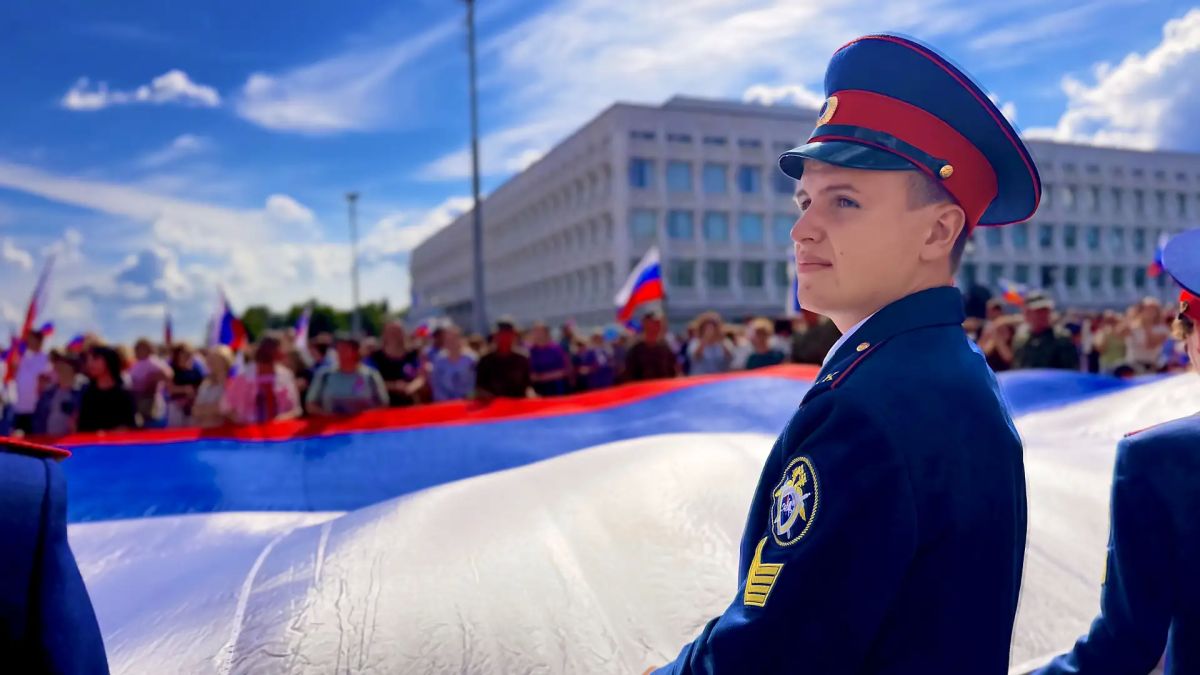 Сотрудники СУ СК России по Ульяновской области и кадеты профильных классов приняли участие в патриотической акции ко Дню Государственного флага РФ Сотрудники СУ СК России по Ульяновской области и кадеты профильных классов приняли участие в патриотической акции ко Дню Государственного флага РФ