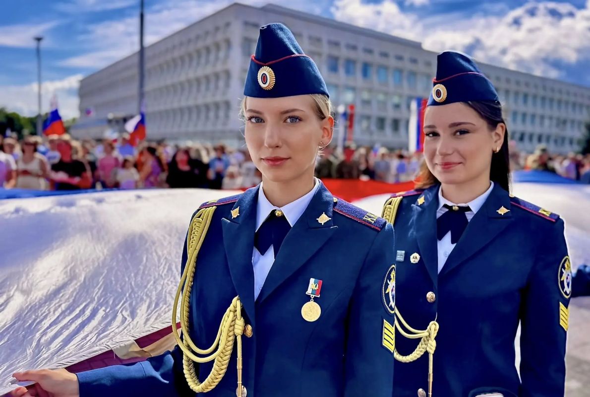 В Ульяновске следователи и кадеты СК России приняли участие в акции ко Дню флага России В Ульяновске следователи и кадеты СК России приняли участие в акции ко Дню флага России