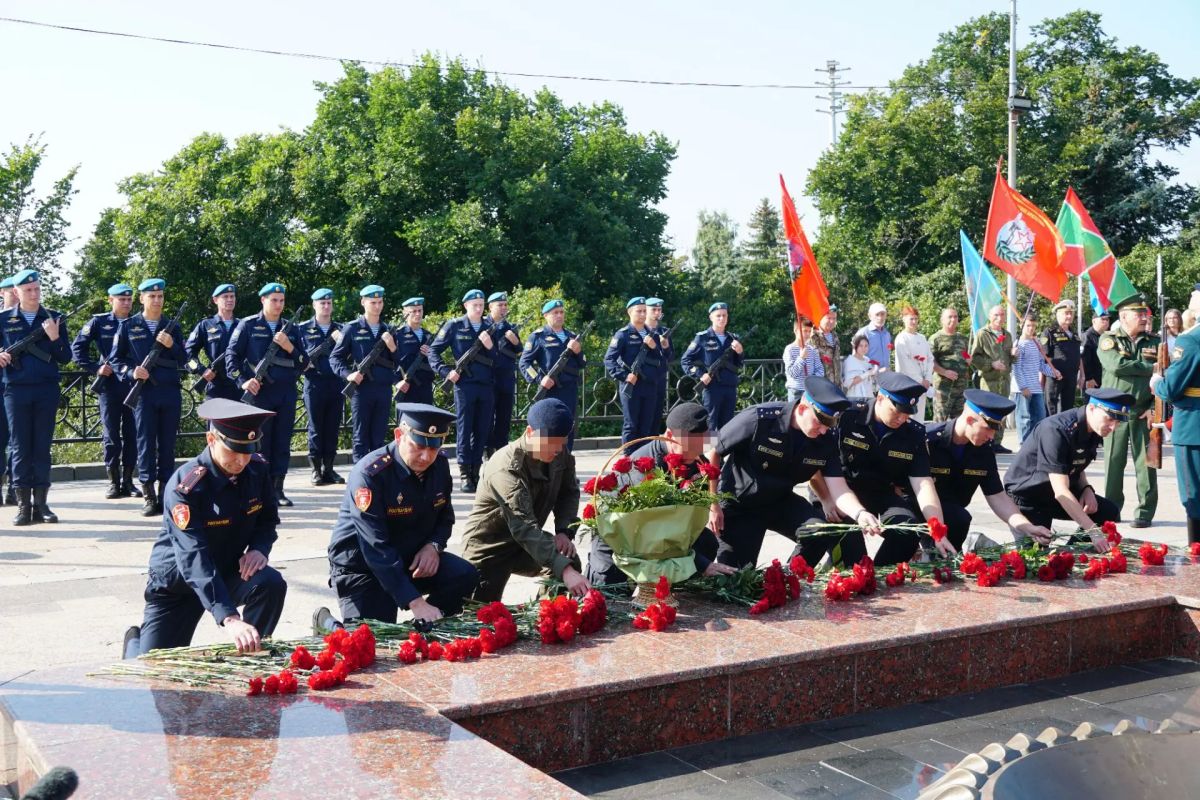 Память о подвиге героев Курской битвы почтили росгвардейцы в Ульяновской области Память о подвиге героев Курской битвы почтили росгвардейцы в Ульяновской области