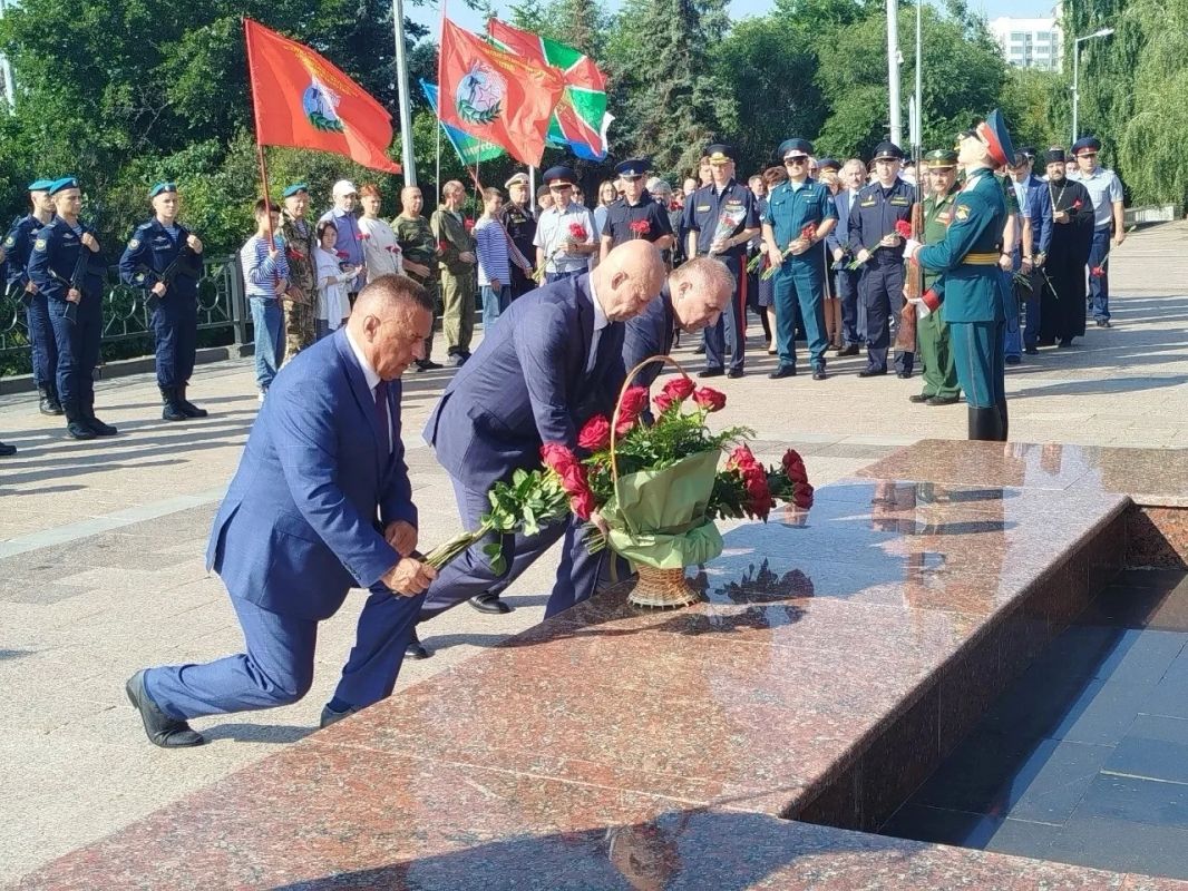 Вчера, на площади 30-летия Победы состоялось торжественное мероприятие, посвящённое Дню разгрома советскими войсками немецко-фашистских захватчиков в Курской битве Вчера, на площади 30-летия Победы состоялось торжественное мероприятие, посвящённое Дню разгрома советскими войсками немецко-фашистских захватчиков в Курской битве