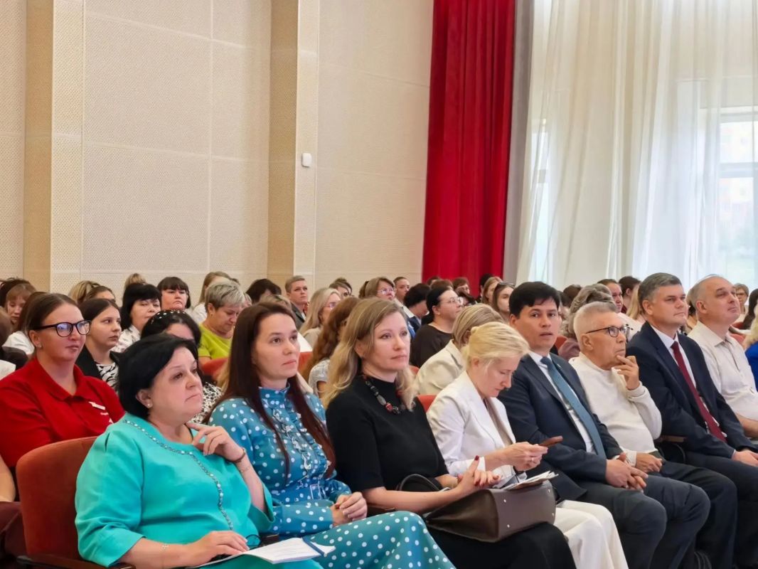 48 педагогов Ульяновской области в этом году получили нагрудные знаки «педагог-наставник», «педагог-методист», «педагог-исследователь» 48 педагогов Ульяновской области в этом году получили нагрудные знаки «педагог-наставник», «педагог-методист», «педагог-исследователь»