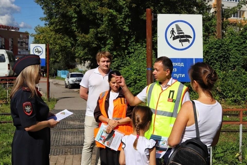В преддверии нового учебного года сотрудники Куйбышевской железной дороги и представители линейной полиции провели профилактические акции на пешеходных переходах в Ульяновске, акцентируя внимание на безопасности детей В преддверии нового учебного года сотрудники Куйбышевской железной дороги и представители линейной полиции провели профилактические акции на пешеходных переходах в Ульяновске, акцентируя внимание на безопасности детей