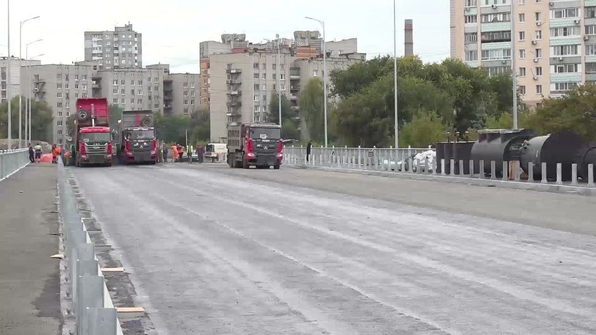 На мосту в створе улиц Шевченко и Смычки укладывают верхний слой асфальта