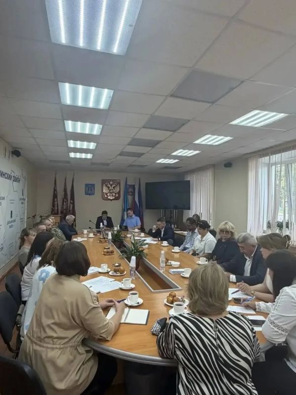 Прокурор Цильнинского района Виктор Нагорный совместно с Главой администрации муниципального образования «Цильнинский район» Бабайкиным В.Б. провел заседание «круглого стола», посвященного мерам поддержки участников... Прокурор Цильнинского района Виктор Нагорный совместно с Главой администрации муниципального образования «Цильнинский район» Бабайкиным В.Б. провел заседание «круглого стола», посвященного мерам поддержки участников...