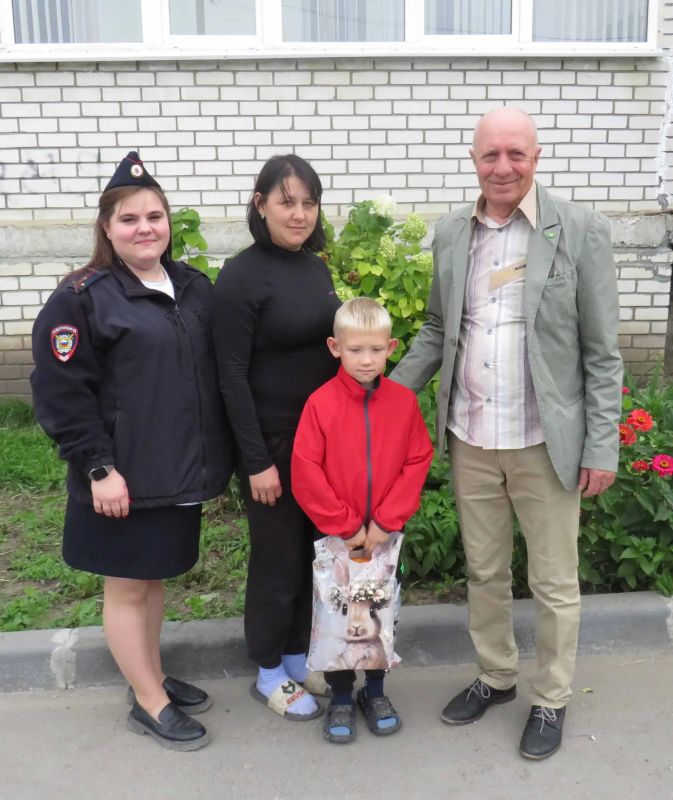 В Ульяновской области полицейские и общественники присоединились к акции «Помоги пойти учиться» В Ульяновской области полицейские и общественники присоединились к акции «Помоги пойти учиться»