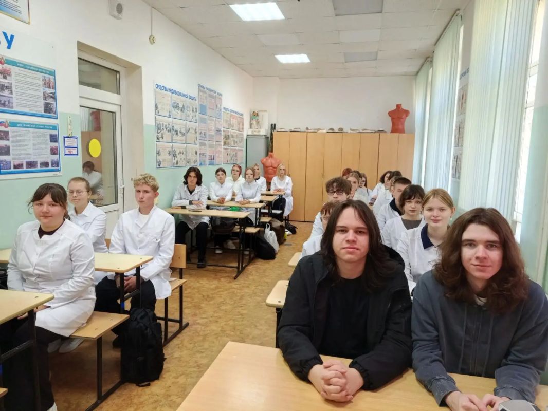 Главный врач центральной городской клинической больницы Ольга Свирид поздравила первокурсников Ульяновского фармацевтического колледжа с днём знаний Главный врач центральной городской клинической больницы Ольга Свирид поздравила первокурсников Ульяновского фармацевтического колледжа с днём знаний