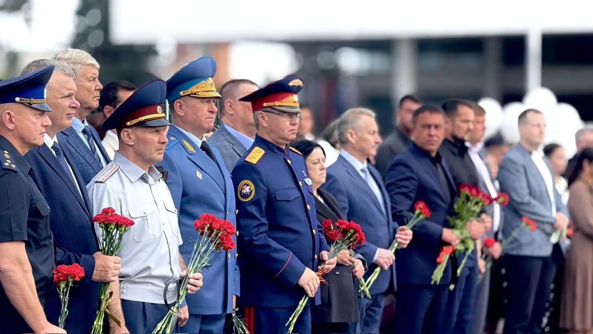 Руководитель и сотрудники следственного управления СК России по Ульяновской области приняли участие в памятных мероприятиях Руководитель и сотрудники следственного управления СК России по Ульяновской области приняли участие в памятных мероприятиях