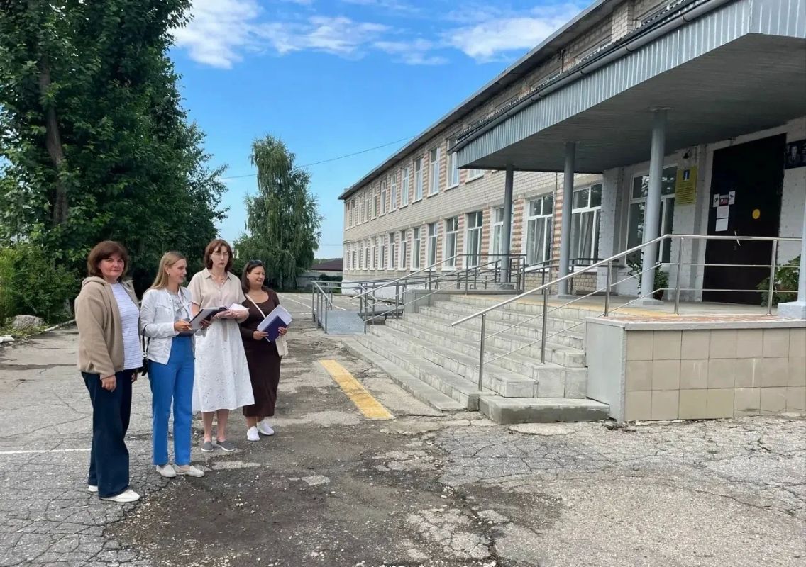 Завершился ремонт подъездной дороги к третьему корпусу Губернаторского лицея №101 Завершился ремонт подъездной дороги к третьему корпусу Губернаторского лицея №101