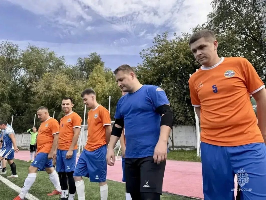 Командная работа на поле и в службе: сотрудники ведомства приняли участие в турнире по минифутболу Командная работа на поле и в службе: сотрудники ведомства приняли участие в турнире по минифутболу