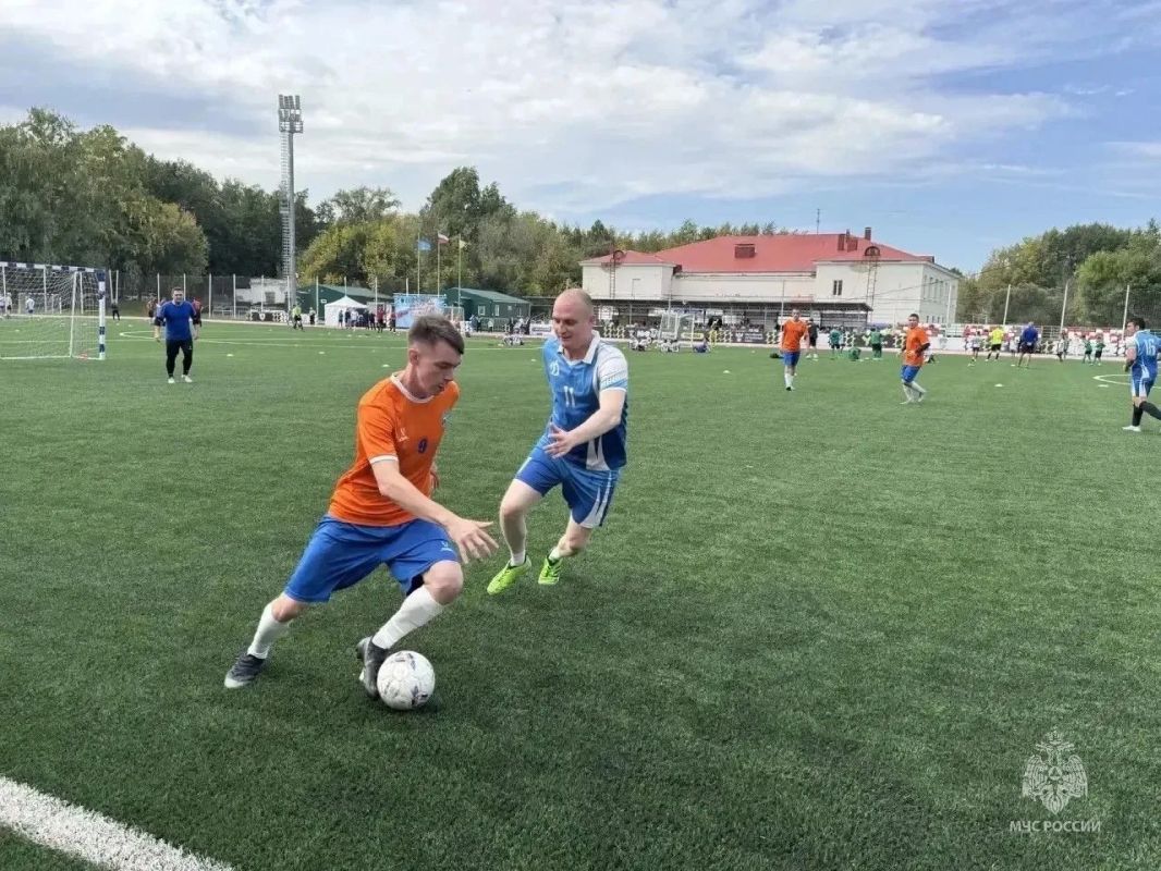 Командная работа на поле и в службе: сотрудники ведомства приняли участие в турнире по минифутболу Командная работа на поле и в службе: сотрудники ведомства приняли участие в турнире по минифутболу