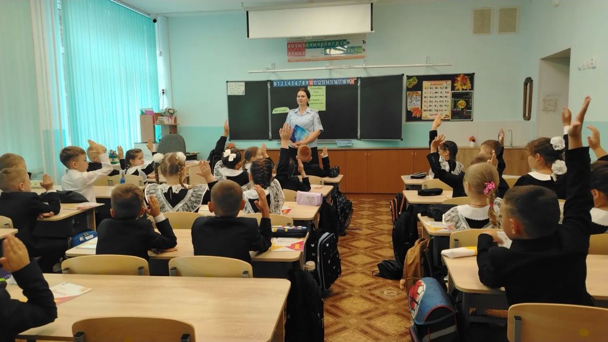 Безопасная школьная пора. Сотрудники Госавтоинспекции совместно с представителями Дирекции безопасности дорожного движения и специалистами мобильного комплекса «Лаборатория безопасности» ежедневно проводят беседы с детьми... Безопасная школьная пора. Сотрудники Госавтоинспекции совместно с представителями Дирекции безопасности дорожного движения и специалистами мобильного комплекса «Лаборатория безопасности» ежедневно проводят беседы с детьми...