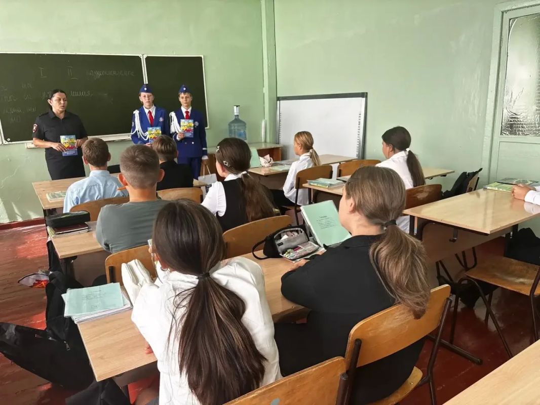 Безопасная школьная пора. Сотрудники Госавтоинспекции совместно с представителями Дирекции безопасности дорожного движения и специалистами мобильного комплекса «Лаборатория безопасности» ежедневно проводят беседы с детьми... Безопасная школьная пора. Сотрудники Госавтоинспекции совместно с представителями Дирекции безопасности дорожного движения и специалистами мобильного комплекса «Лаборатория безопасности» ежедневно проводят беседы с детьми...