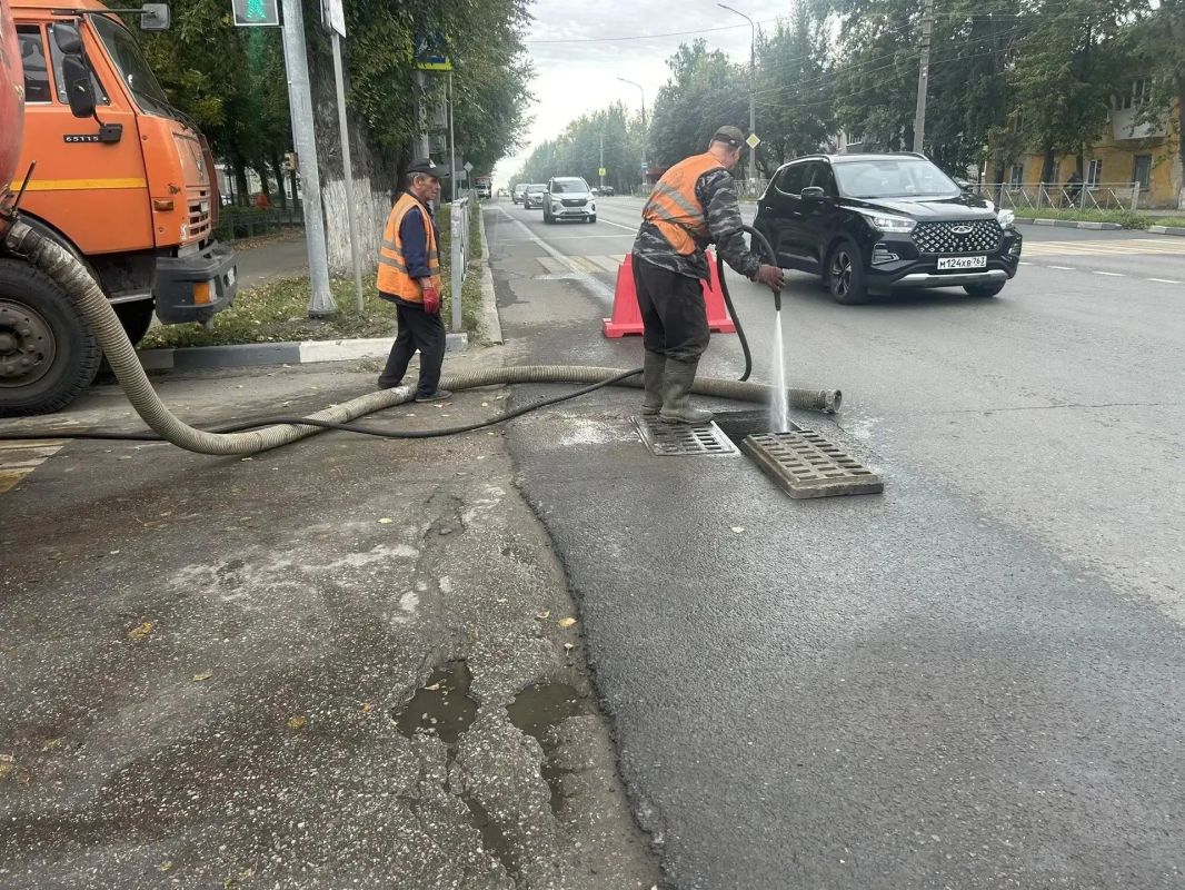 4 сентября во всех видах работ на дорогах Ульяновска было задействовано около ста единиц спецтехники 4 сентября во всех видах работ на дорогах Ульяновска было задействовано около ста единиц спецтехники