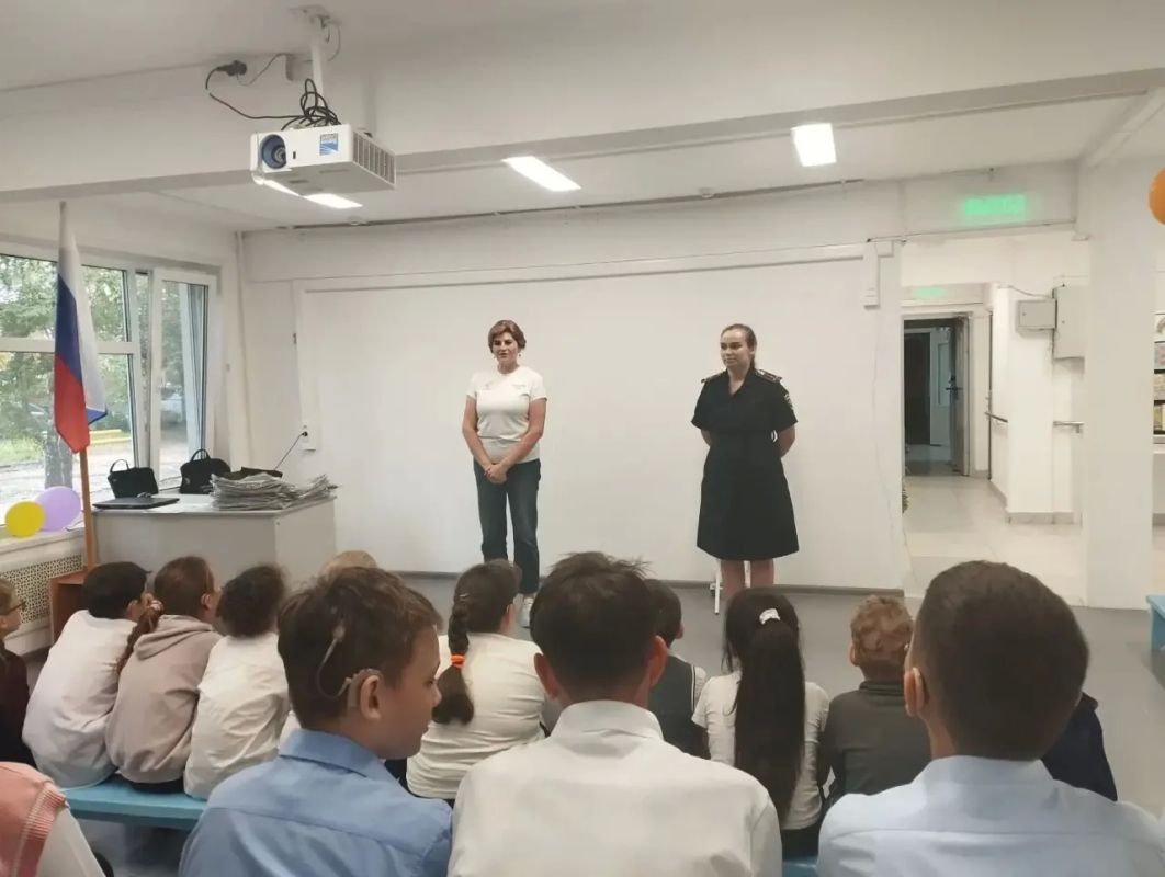 Безопасность на дороге. В рамках акции «Помоги пойти учиться» сотрудники Госавтоинспекции совместно со специалистами Дирекции безопасности дорожного движения провели занятия по изучению правил дорожного движения в ОГКОУ... Безопасность на дороге. В рамках акции «Помоги пойти учиться» сотрудники Госавтоинспекции совместно со специалистами Дирекции безопасности дорожного движения провели занятия по изучению правил дорожного движения в ОГКОУ...